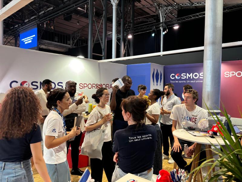 Le stand du COSMOS bat son plein au Club France