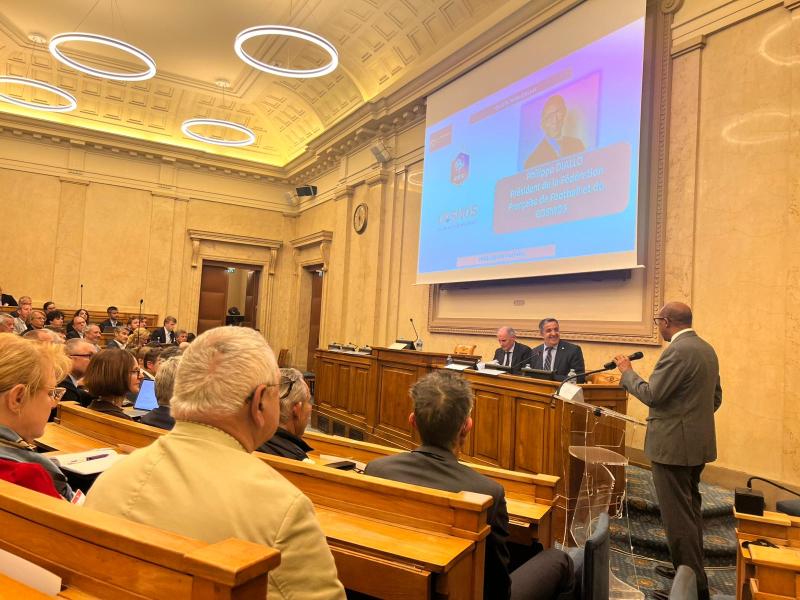 Philippe prenant la parole au Parlement du sport