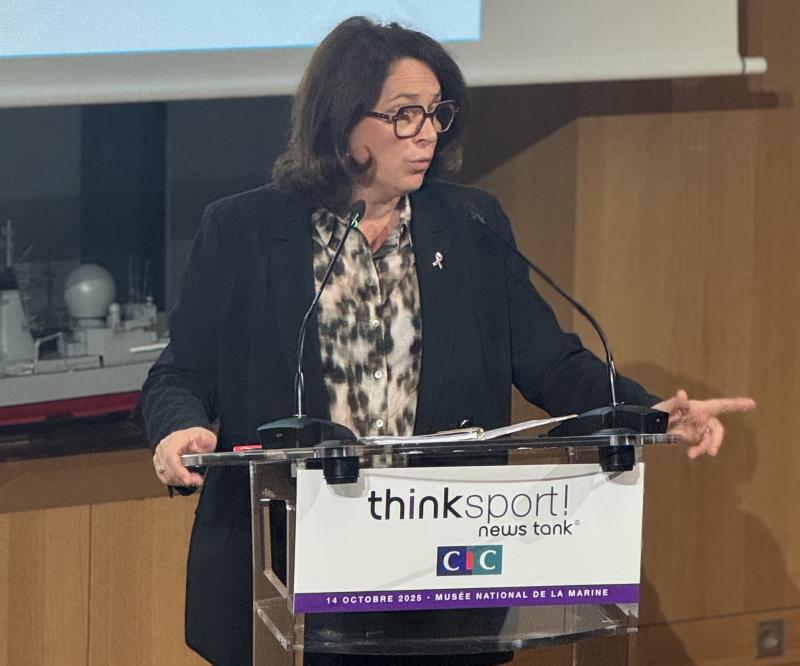 Ministre des Sports au pupitre