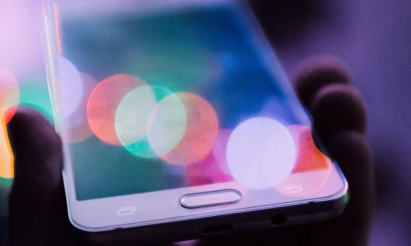 Smartphone dans une main