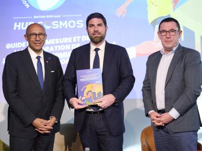 Remise officielle du Guide au Ministre de la Ville et du Logement